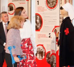 Doña Letizia durante el recorrido por la exposición, acompañada de de la exdirectora de la Escuela Universitaria de Enfermería de Cruz Roja, Rosa Puli